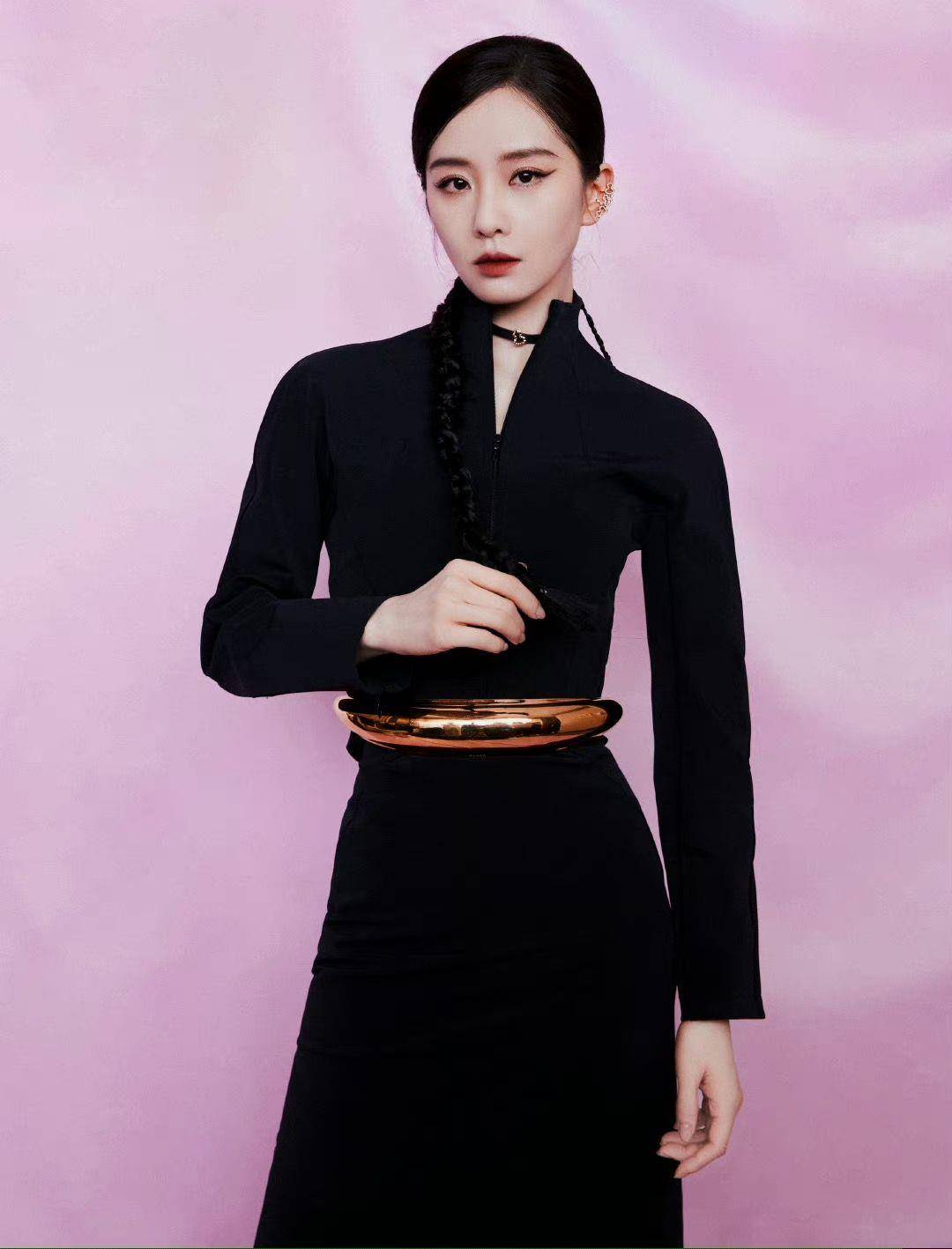 杨幂穿男装下衣失踪秀长腿！与刘诗诗“世纪同框”全黑造型又美又飒 名人名流 图4张