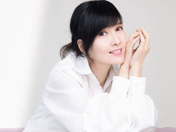 “冻龄女神”周慧敏曝不老心法：最重视眼周、“少量多餐”维持身材 最新资讯 图1张