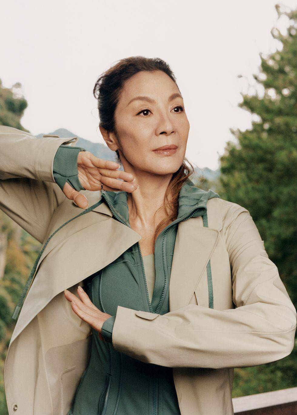 61岁杨紫琼穿lululemon打咏春！龙鳞曲线为灵感　新色紧身裤、羽绒衣登场 名人名流 图1张