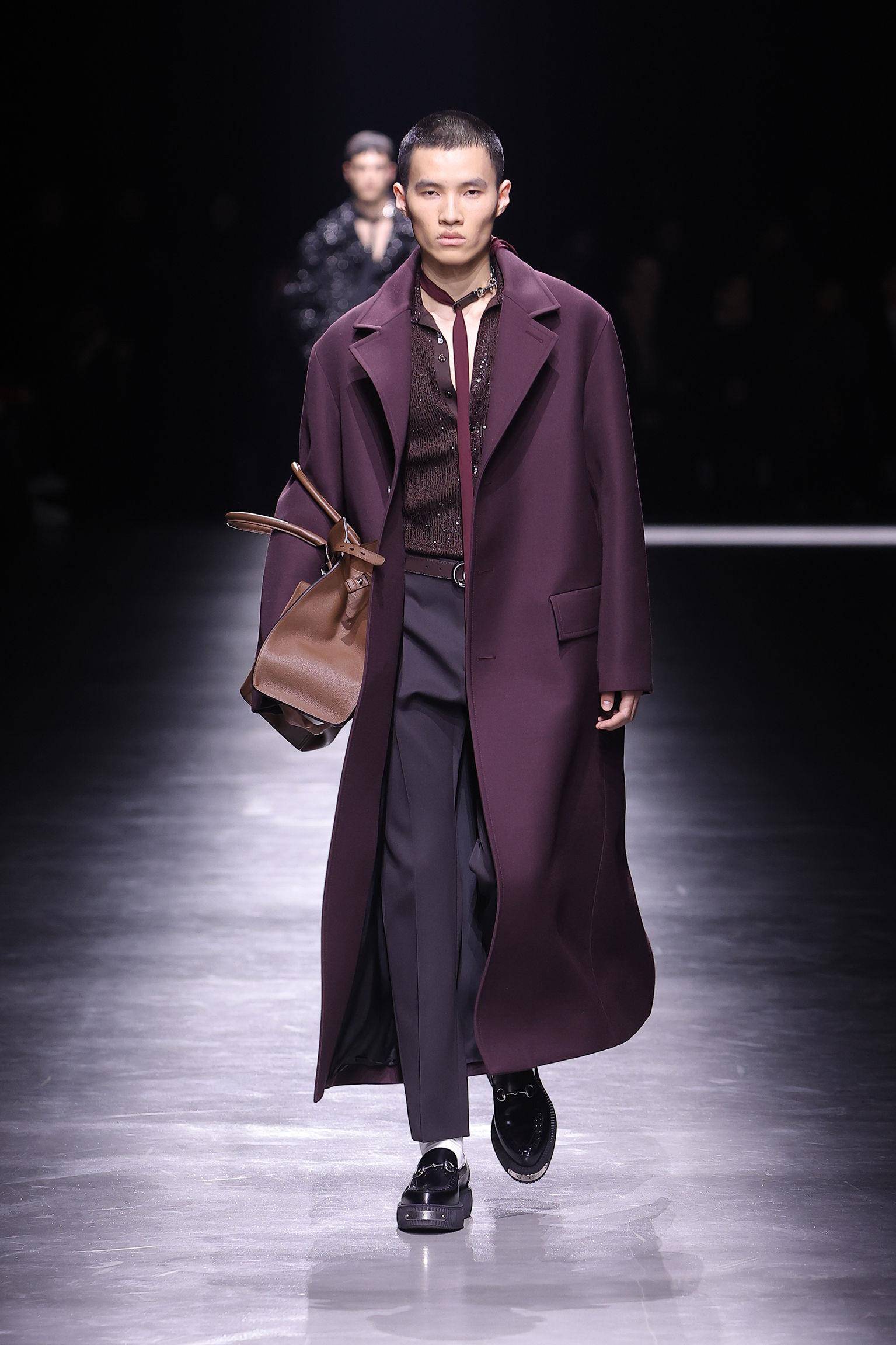 米兰男装周／IU粉发超仙！Gucci镜像续写女装极简风　传统领带变样更性感 时尚穿搭 图5张