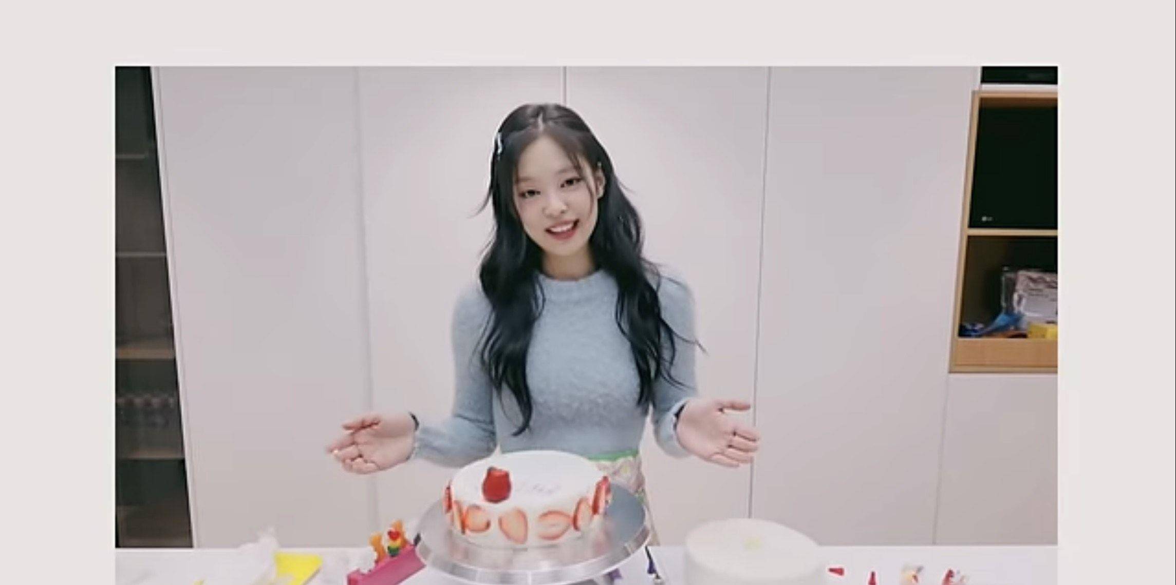 Jennie做生日蛋糕边偷吃　庆生会露美腿吸睛 时尚穿搭 图4张