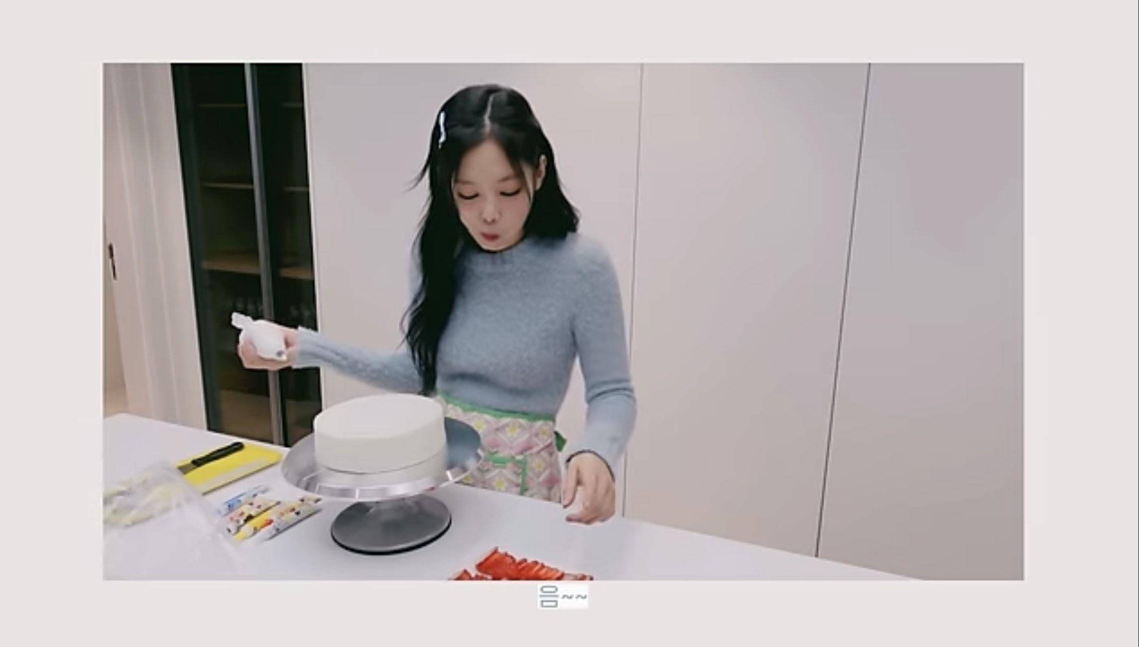 Jennie做生日蛋糕边偷吃　庆生会露美腿吸睛 时尚穿搭 图5张