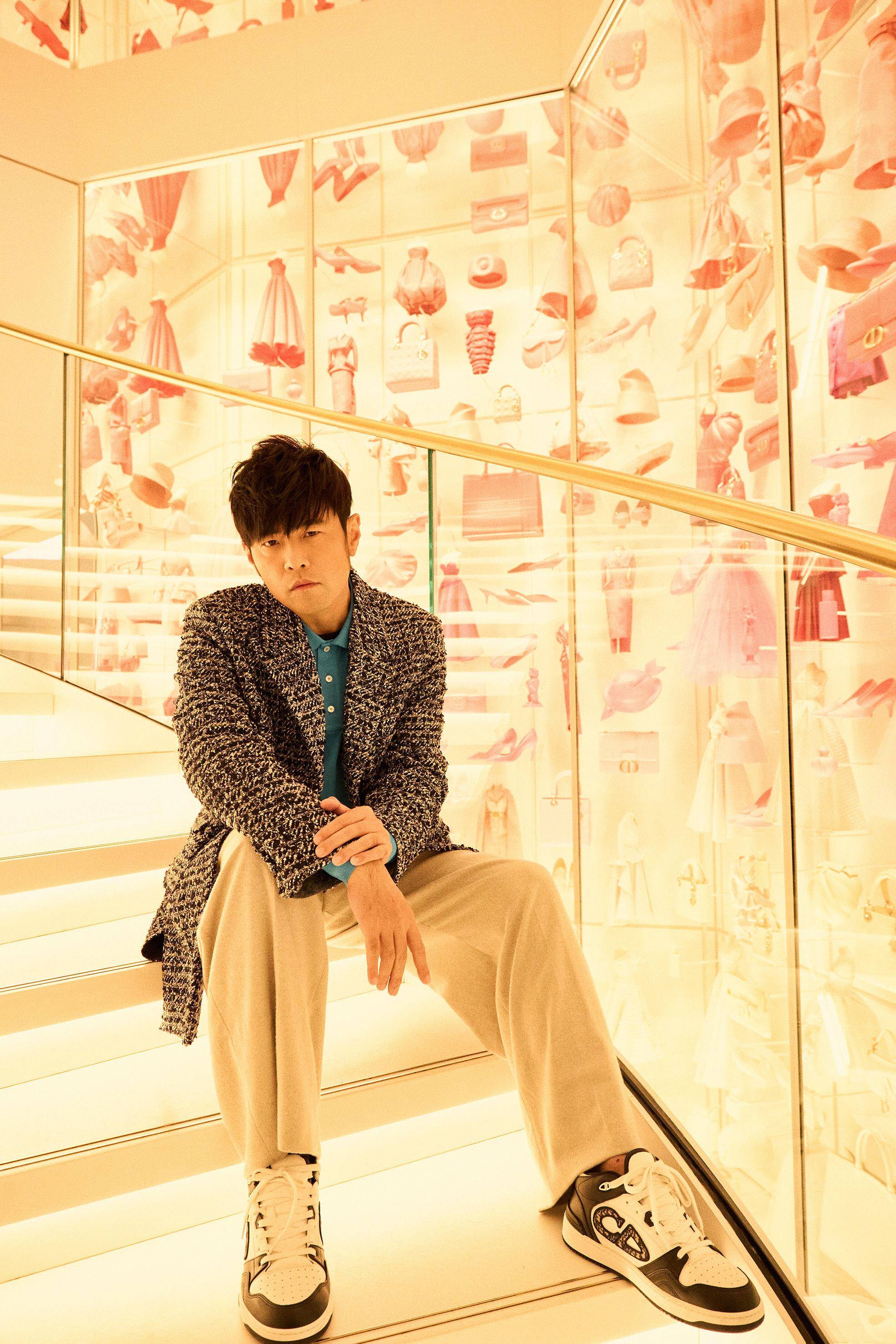 大秀直播／周杰伦“第一个邀请函”曝光　定装完成1／19晚上走进DIOR 时尚穿搭 图1张