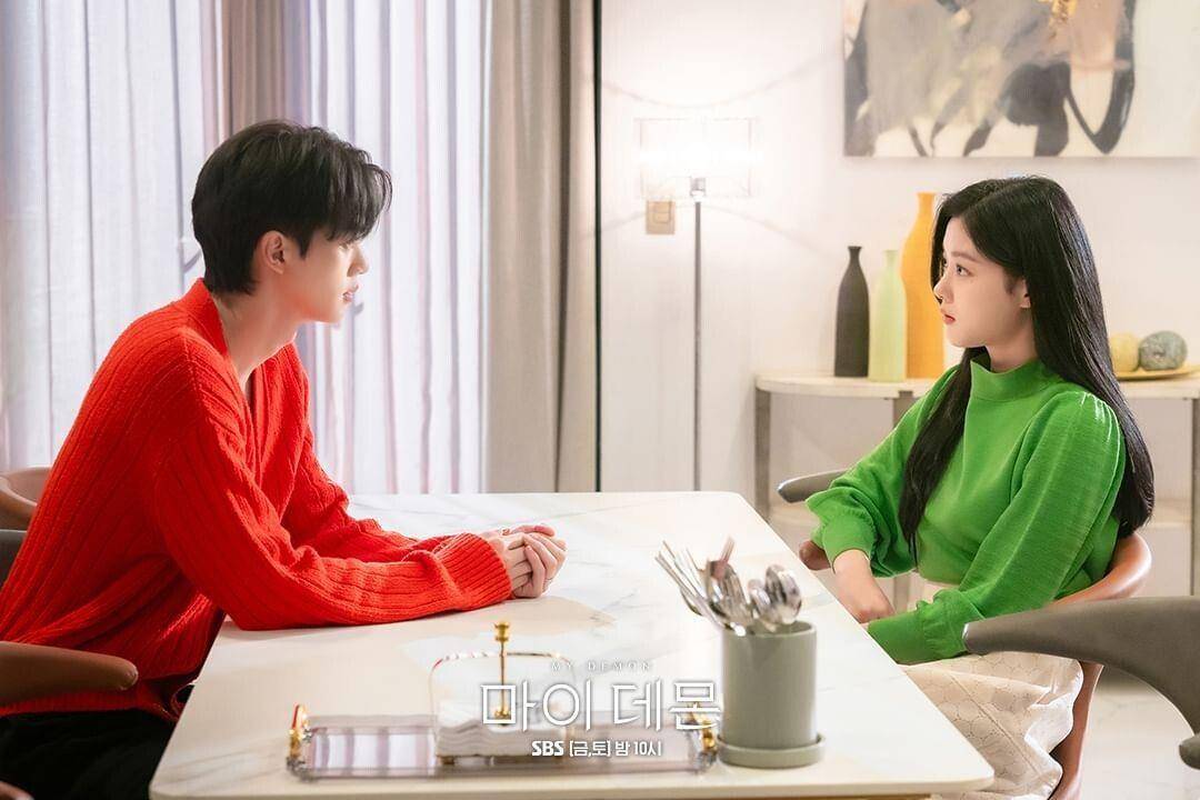《与恶魔有约》宋江、金裕贞情侣穿搭每套都像拍画报　高调放闪学起来 最新资讯 图3张