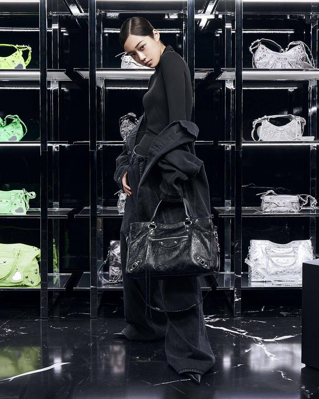 美名媛金卡戴珊衣帽间堆满BALENCIAGA夯包！2000年经典机车包回归抢先晒 名人名流 图3张