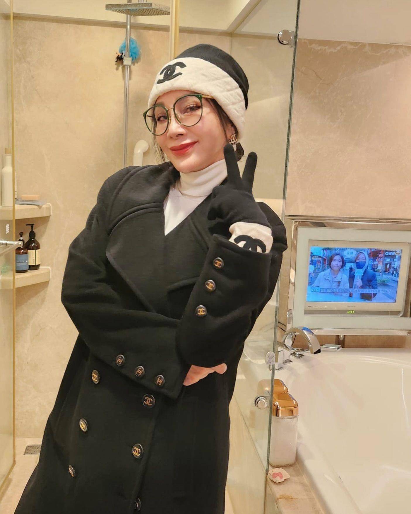 陈美凤快30年香奈儿大衣上身依然时髦　火辣身材数十年如一日 时尚穿搭 图2张