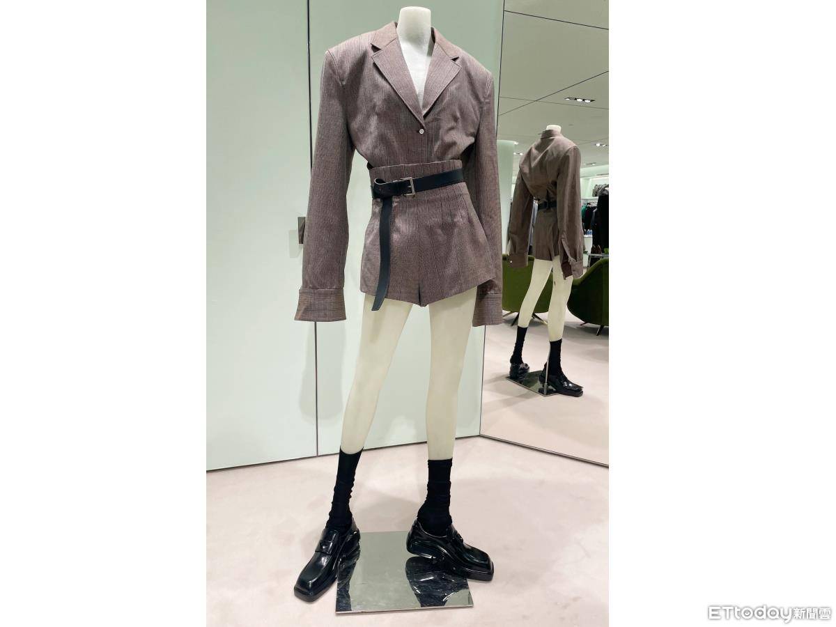 范少勋帮袁澧林挑衣服“显腿长”　PRADA新包的皮带竟能拆了系腰上 时尚穿搭 图11张