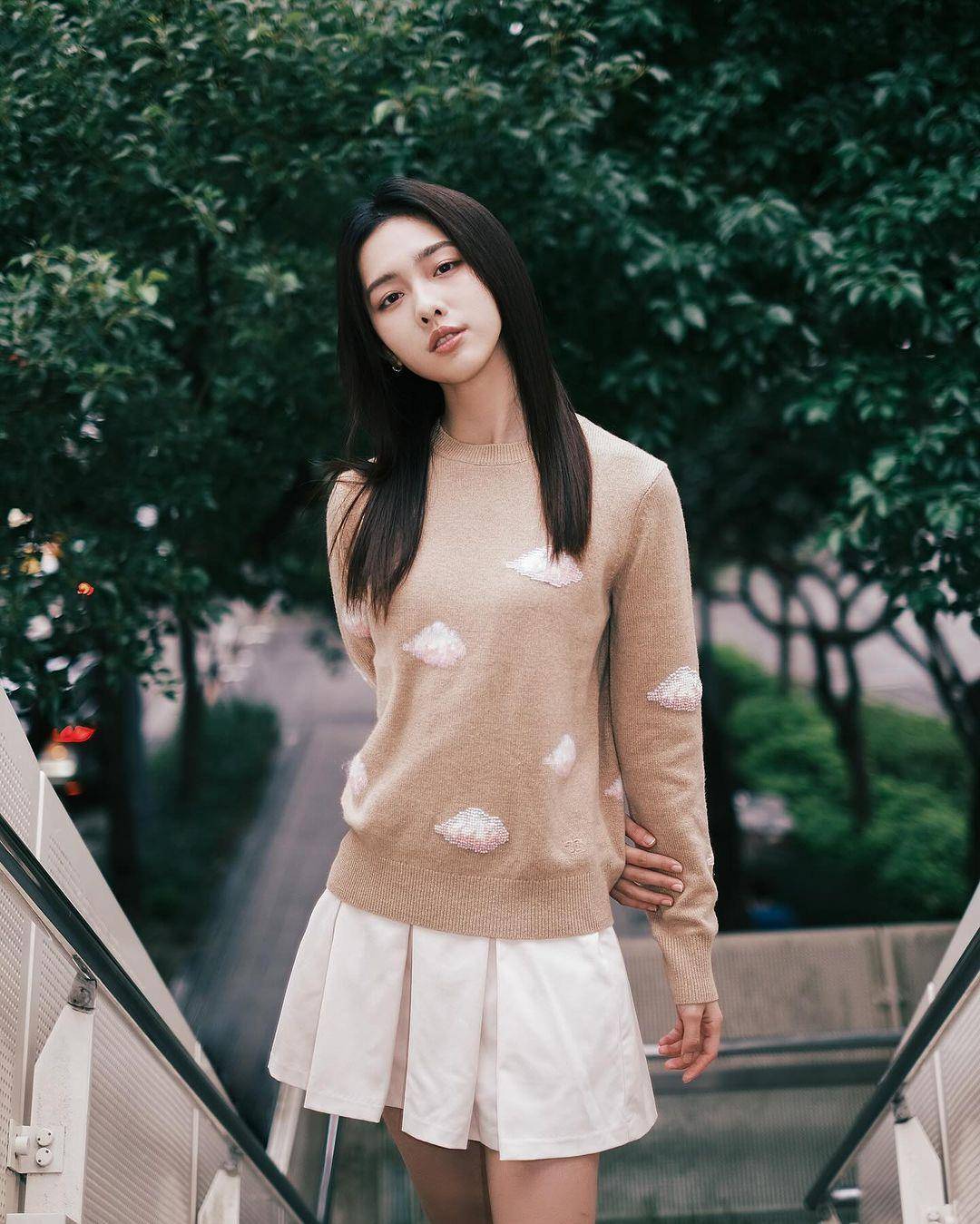 甜美何思静是理科女！想剪“黛咪摩尔的短发”　爱上颂钵阴瑜伽疗愈身心 名人名流 图4张
