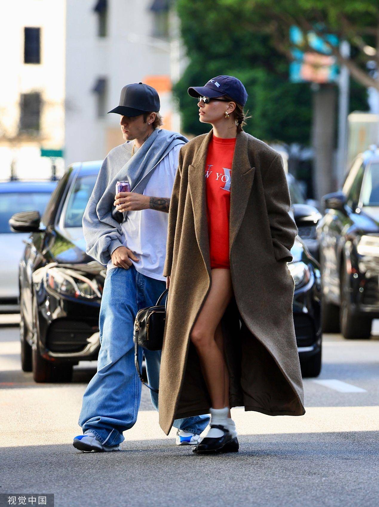 Hailey Bieber冬日穿搭解析！纽约内地城玛丽珍鞋、费尔岛毛衣搭出好比例 名人名流 图2张