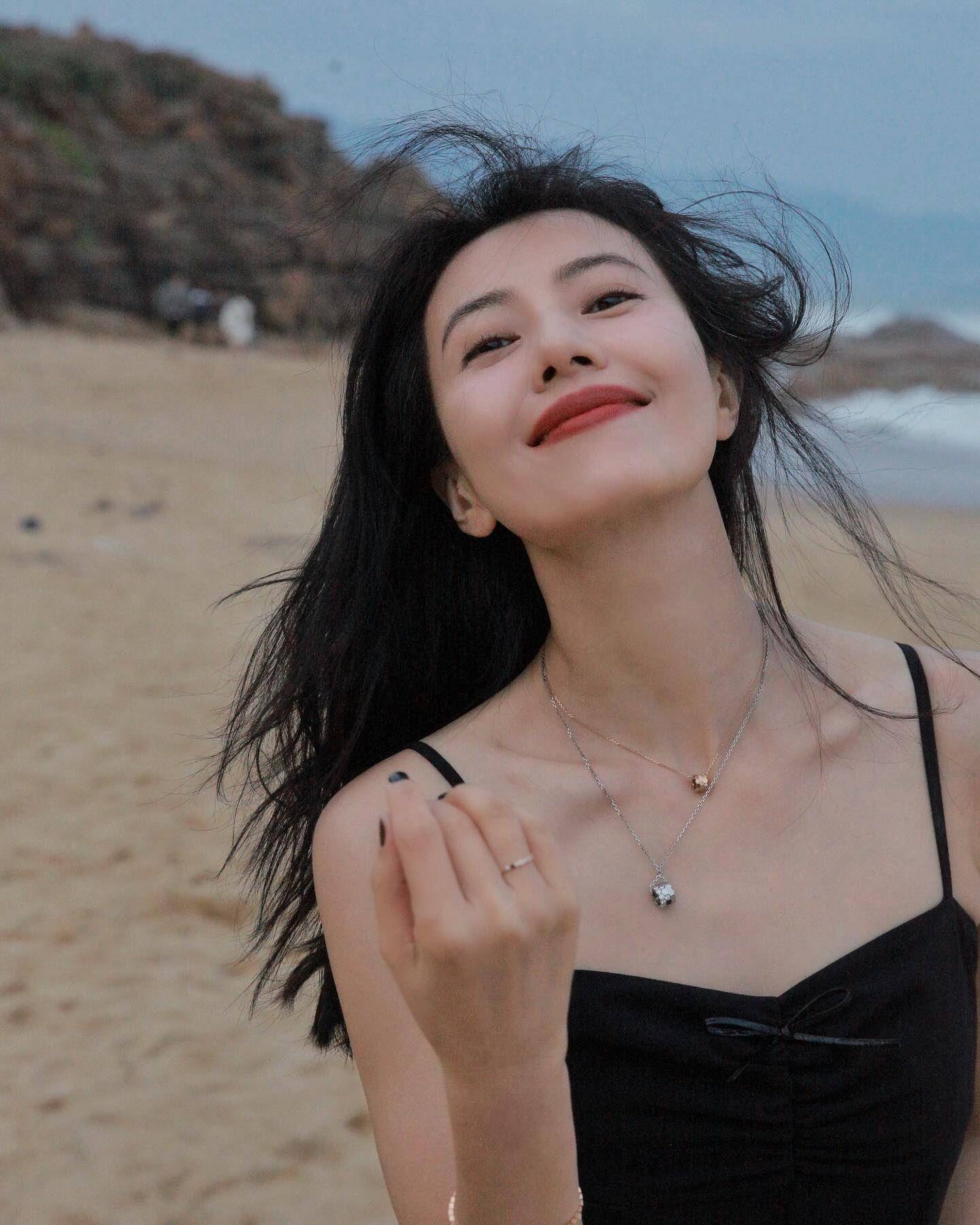 高圆圆叠搭珠宝海边吹风美翻　刘诗诗耳环控泄俏皮性格 奢侈品牌 图1张