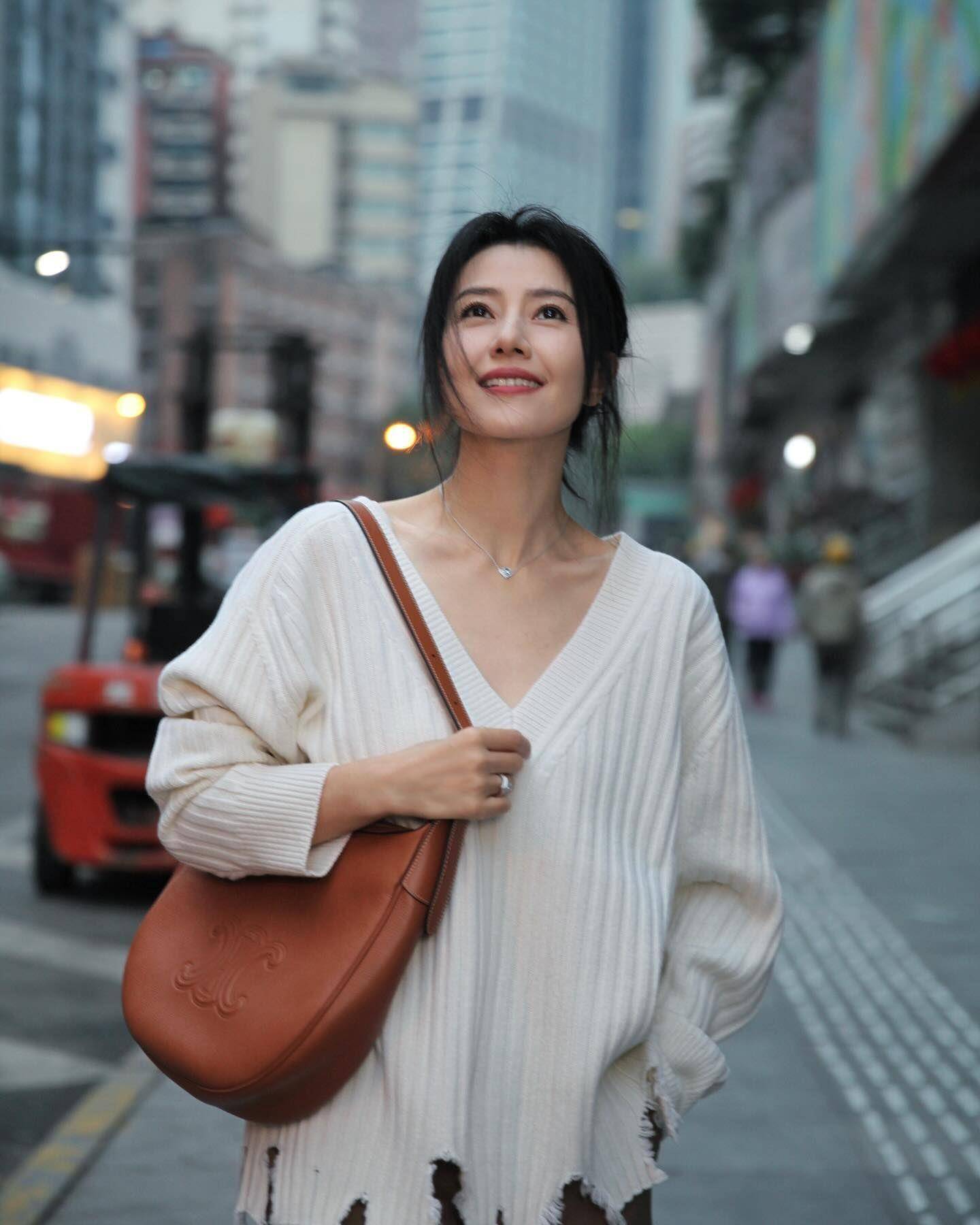 高圆圆叠搭珠宝海边吹风美翻　刘诗诗耳环控泄俏皮性格 奢侈品牌 图5张