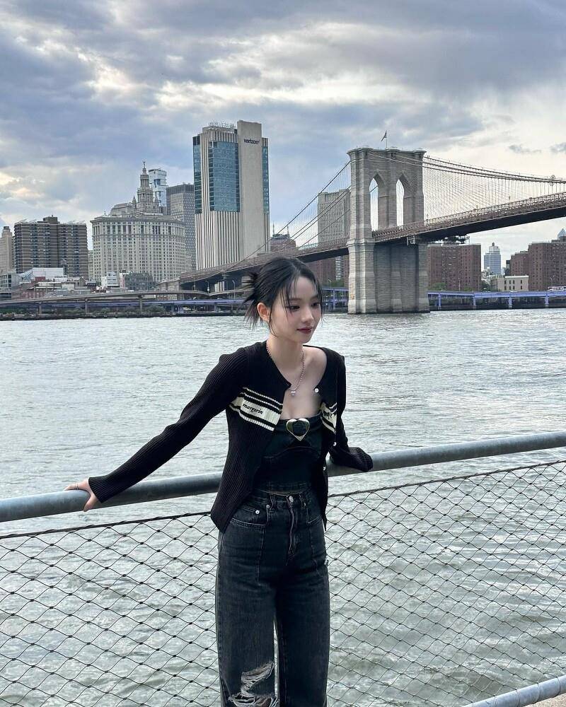 Karina甜酷私服穿搭让人一见锺情！邻家休闲、小性感稳稳拿捏 最新资讯 图1张