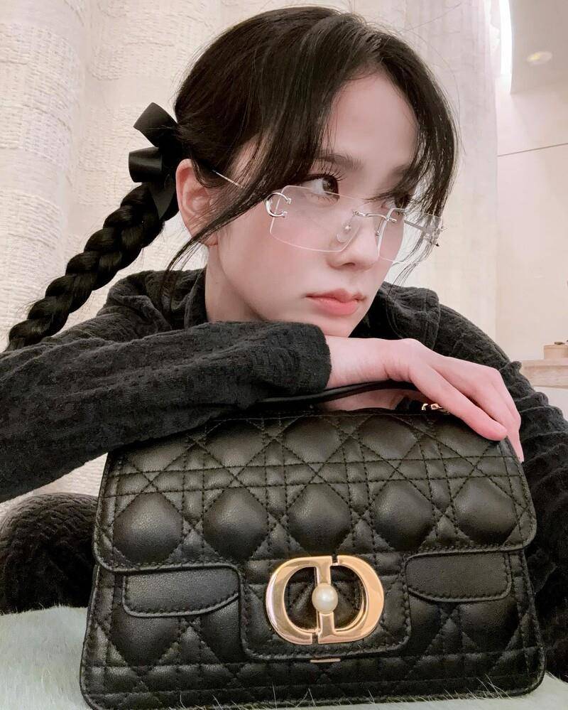 Jisoo、张员瑛都爱上“质感无框眼镜”　书呆子时尚来临 最新资讯 图1张