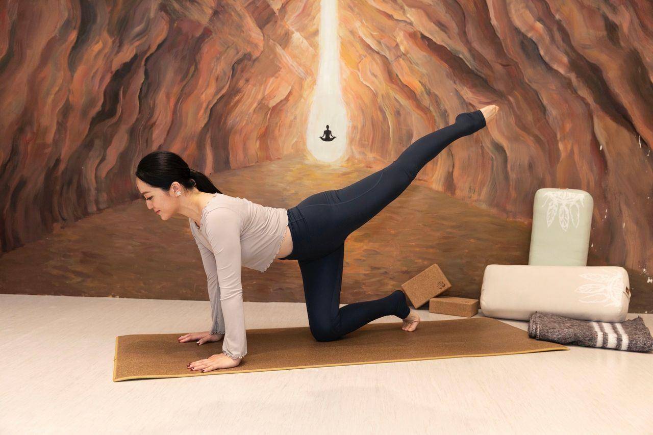 仙女臂、性感翘臀轻松拥有！居家就可以做的4个轻瑜伽 最新资讯 图4张