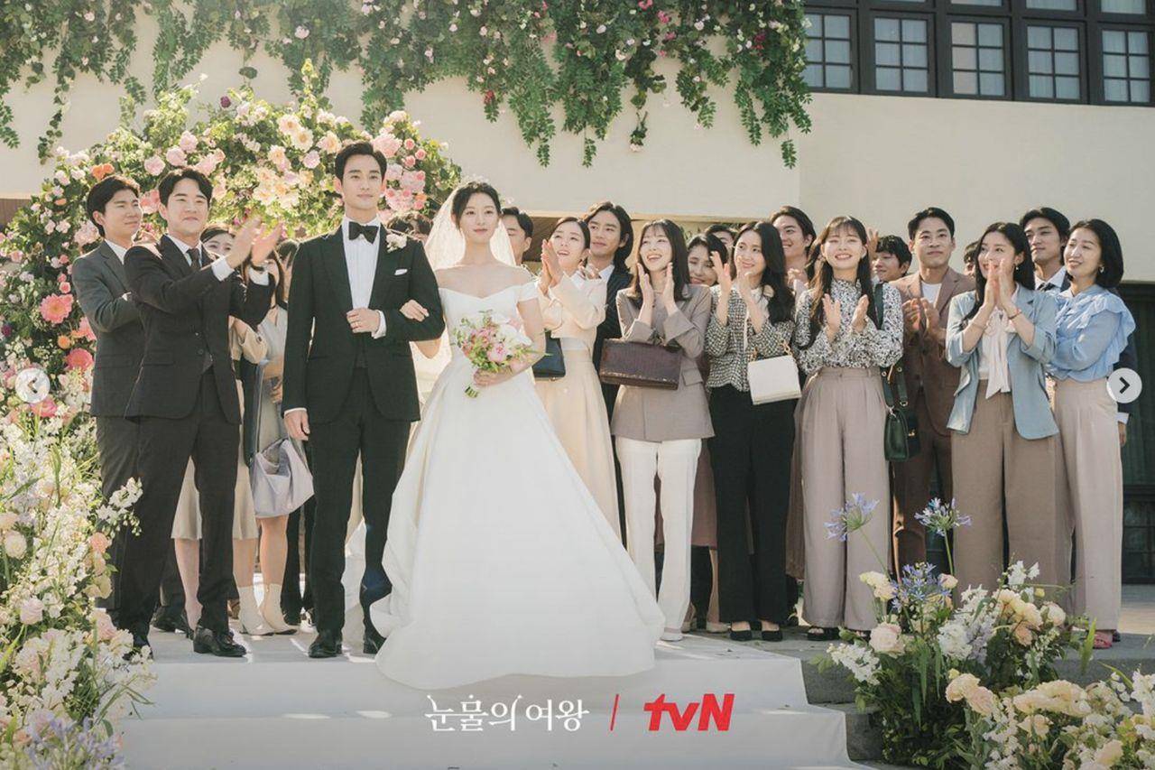 《泪之女王》金智媛结婚71万耳环打造社长气势　卡肩礼服秀直角肩 时尚穿搭 图2张