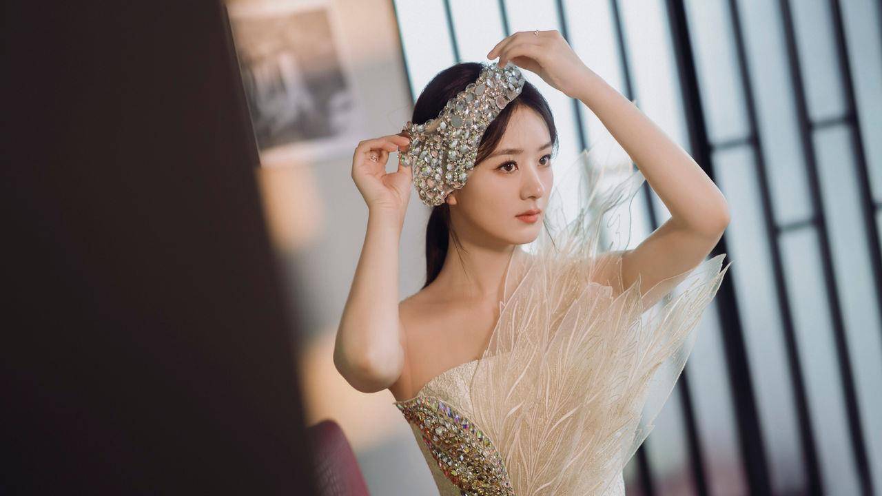 太有心！赵丽颖香槟色羽毛礼服有秘密　粉丝狂赞“仙女姊姊” 名人名流 图2张