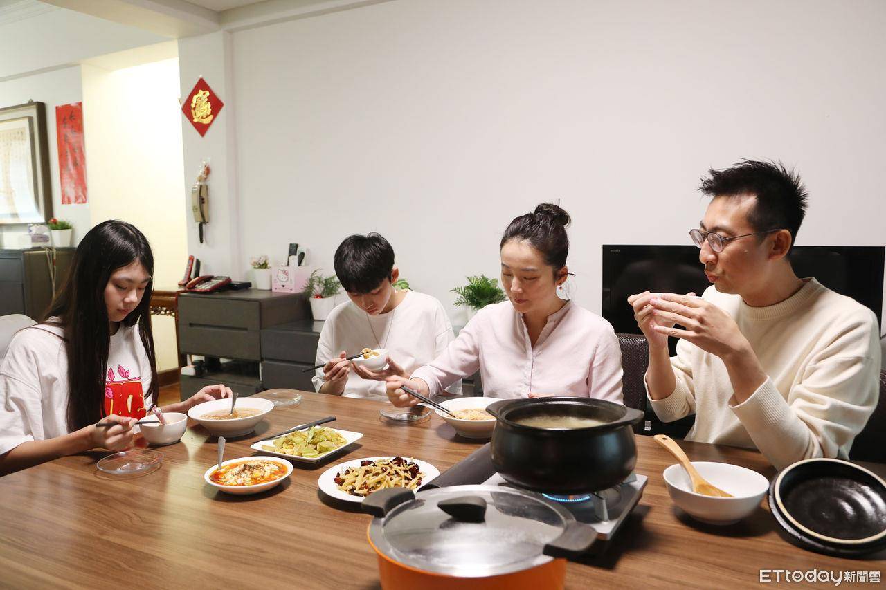 厨房新手到百货爆场名师　李雪用花椒、辣椒在卖场引领烹饪热潮 名人名流 图2张