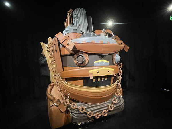 逛LOEWE展躺在龙猫肚子上！两公尺霍尔的移动城堡包包超巨　上海抢先看 名人名流 图2张