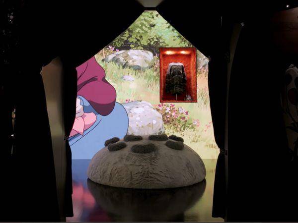 逛LOEWE展躺在龙猫肚子上！两公尺霍尔的移动城堡包包超巨　上海抢先看 名人名流 图3张