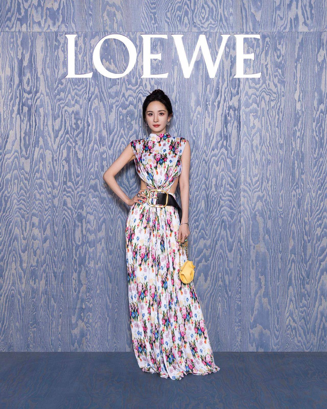 逛LOEWE展躺在龙猫肚子上！两公尺霍尔的移动城堡包包超巨　上海抢先看 名人名流 图7张