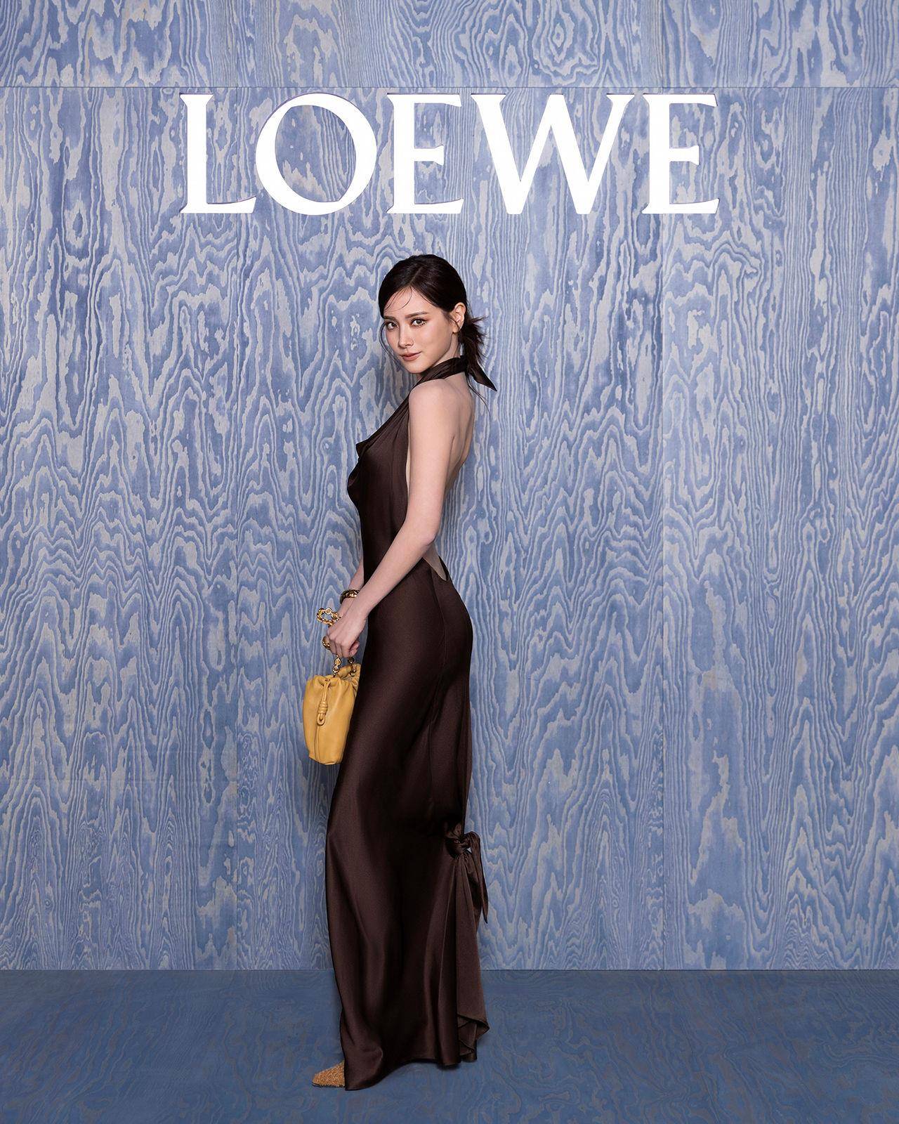 逛LOEWE展躺在龙猫肚子上！两公尺霍尔的移动城堡包包超巨　上海抢先看 名人名流 图9张