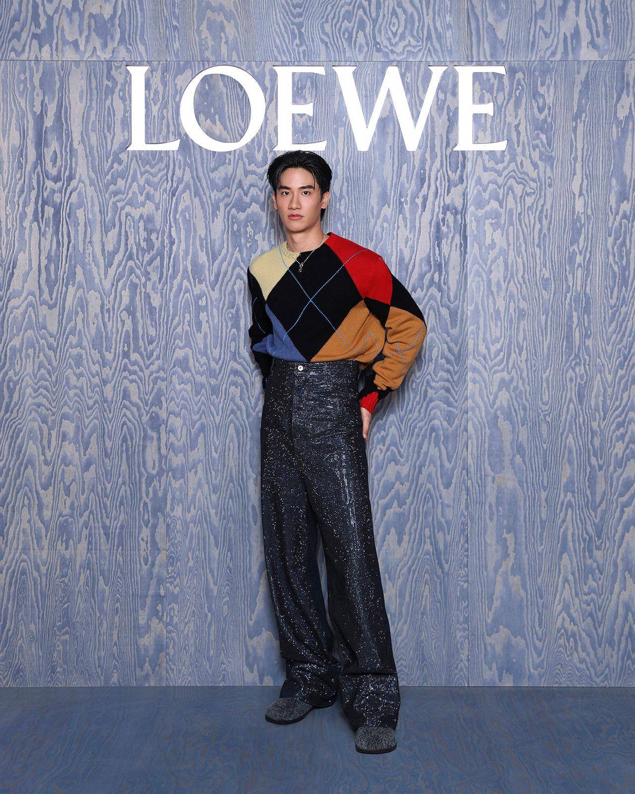 逛LOEWE展躺在龙猫肚子上！两公尺霍尔的移动城堡包包超巨　上海抢先看 名人名流 图10张
