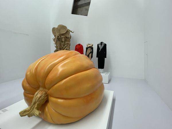 逛LOEWE展躺在龙猫肚子上！两公尺霍尔的移动城堡包包超巨　上海抢先看 名人名流 图14张