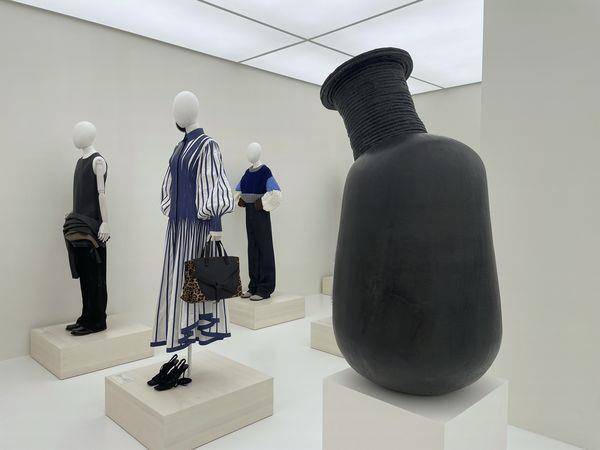 逛LOEWE展躺在龙猫肚子上！两公尺霍尔的移动城堡包包超巨　上海抢先看 名人名流 图19张