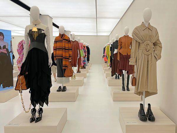 逛LOEWE展躺在龙猫肚子上！两公尺霍尔的移动城堡包包超巨　上海抢先看 名人名流 图20张