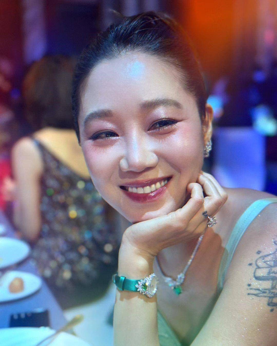 孔晓振与LVMH集团太子妃红配绿超抢眼　拎LV骰子包很俏皮 时尚穿搭 图3张