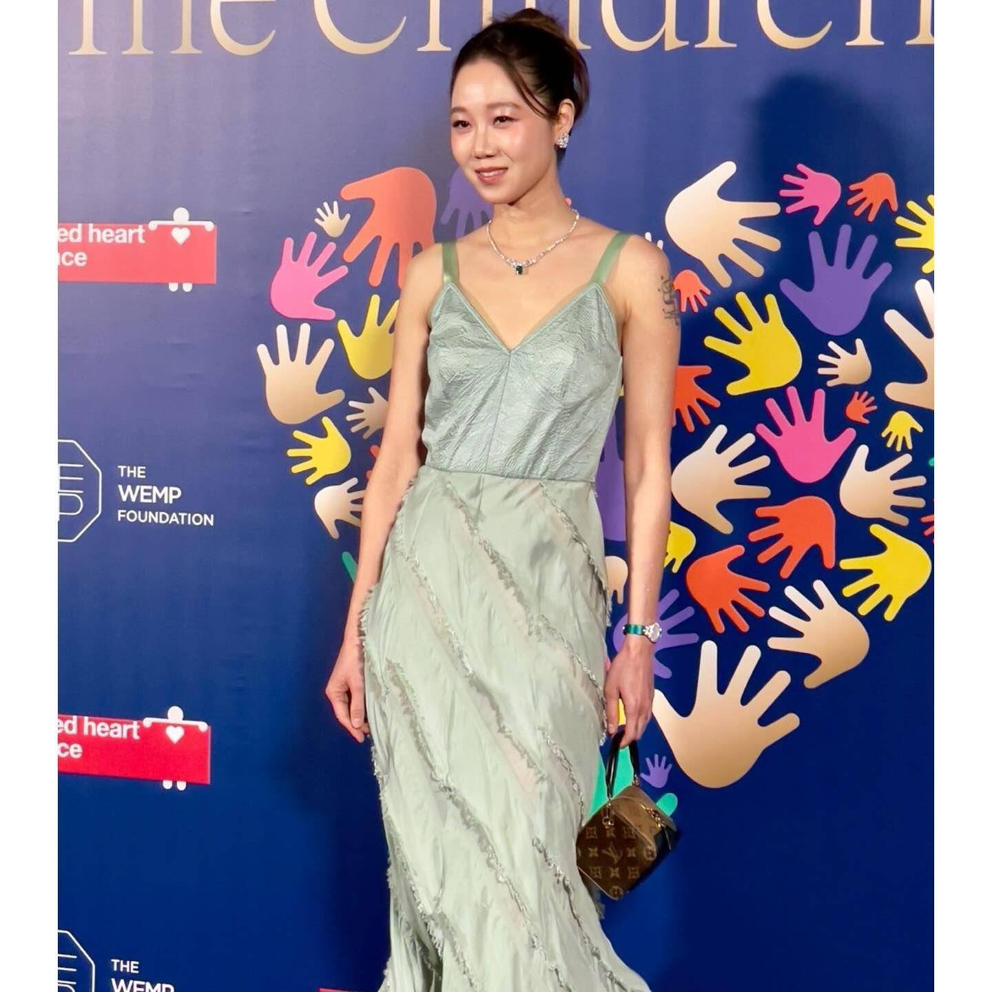 孔晓振与LVMH集团太子妃红配绿超抢眼　拎LV骰子包很俏皮 时尚穿搭 图4张