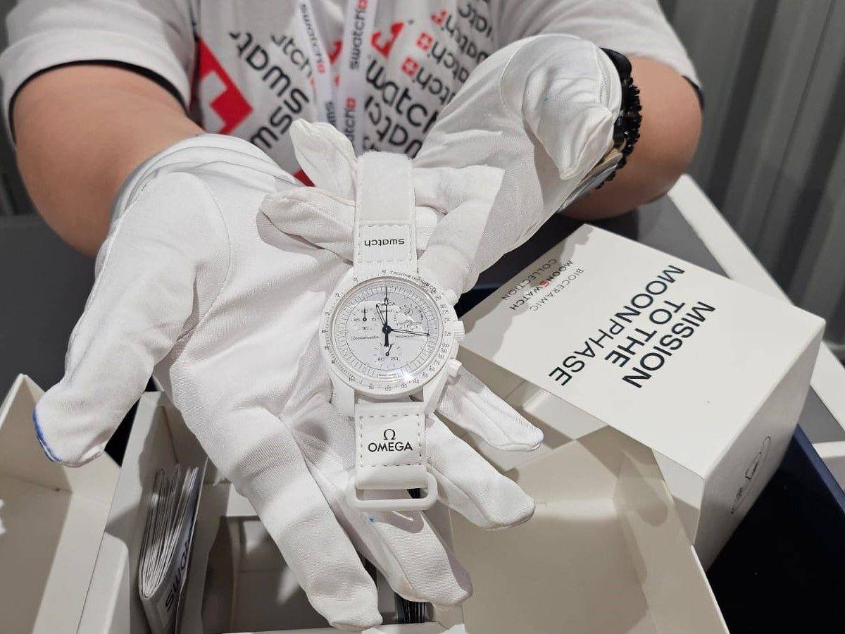 Swatch欧米茄史努比联名表1小时卖光　铁粉排20小时抢到手 名人名流 图1张