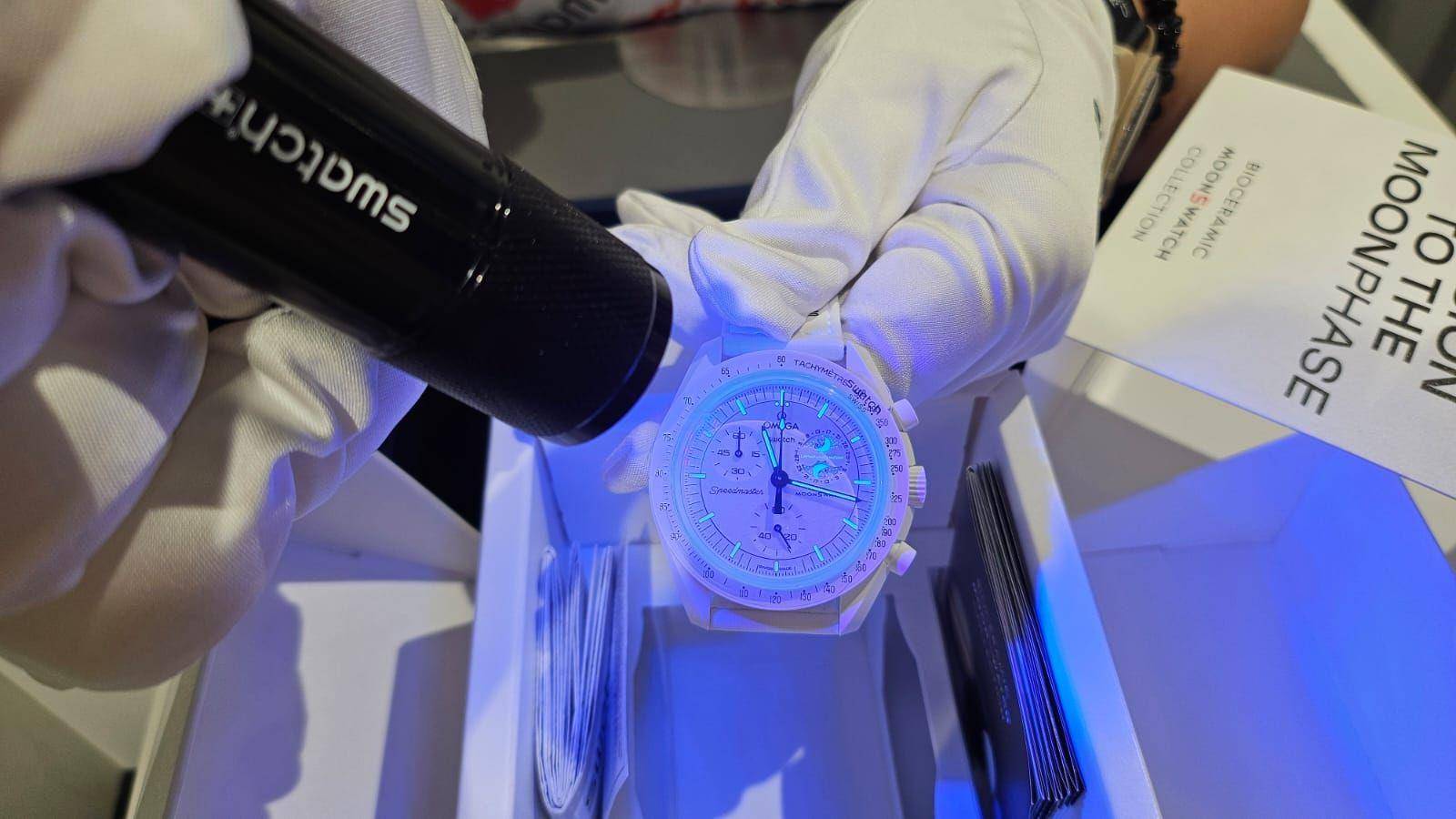 Swatch欧米茄史努比联名表1小时卖光　铁粉排20小时抢到手 名人名流 图2张