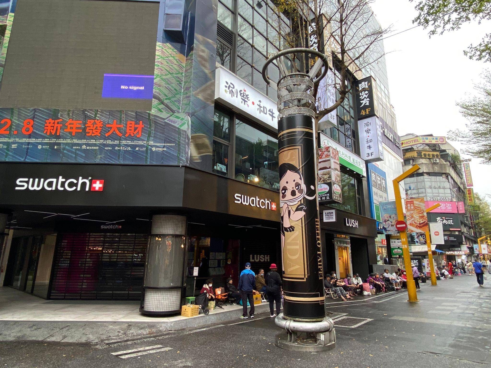 Swatch欧米茄史努比联名表1小时卖光　铁粉排20小时抢到手 名人名流 图3张