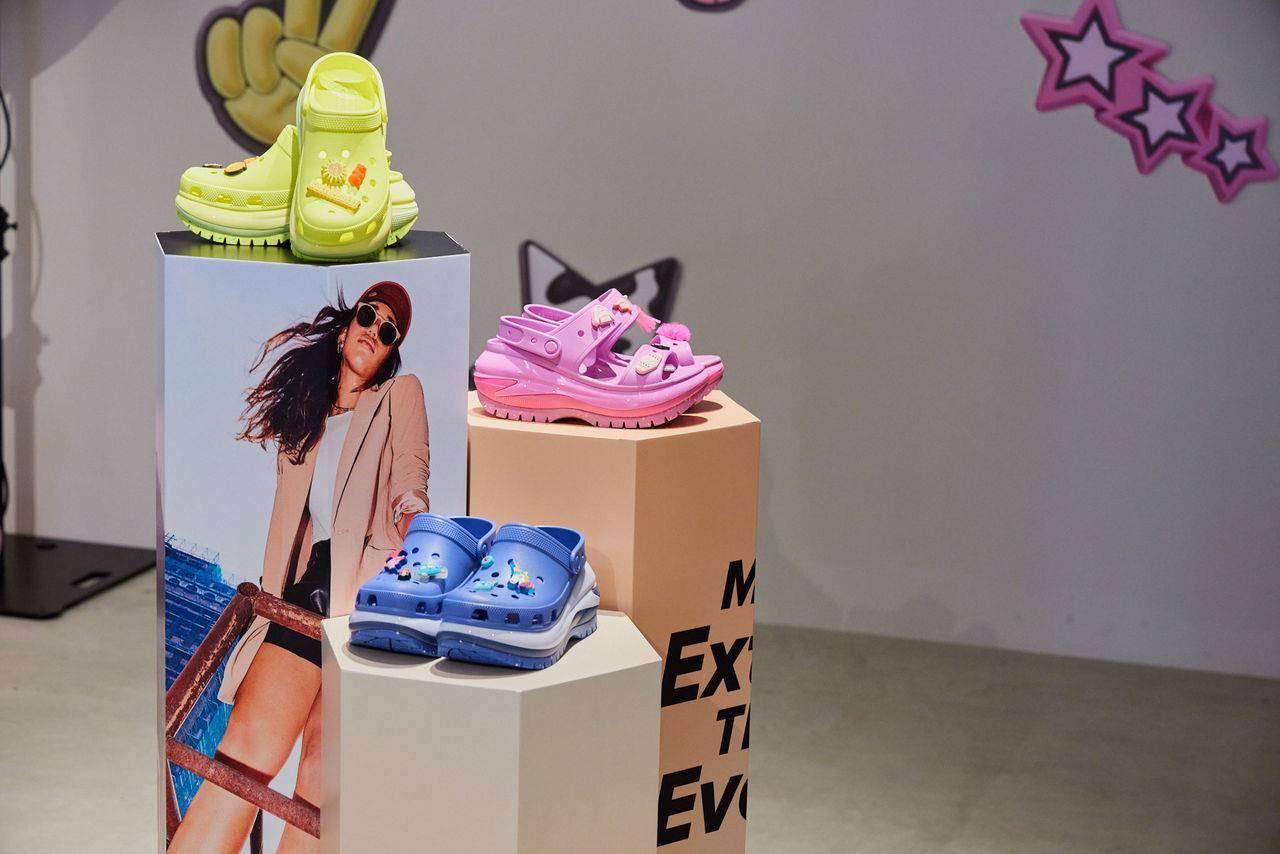厚底凉鞋搭袜子超可爱！学NewJeans Hanni抢穿Y2K同款 最新资讯 图1张
