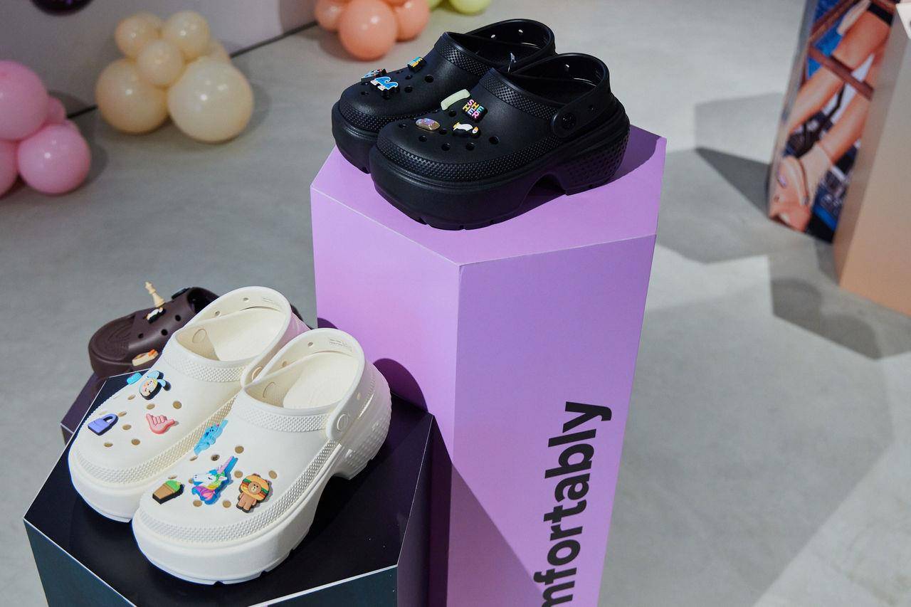 厚底凉鞋搭袜子超可爱！学NewJeans Hanni抢穿Y2K同款 最新资讯 图2张