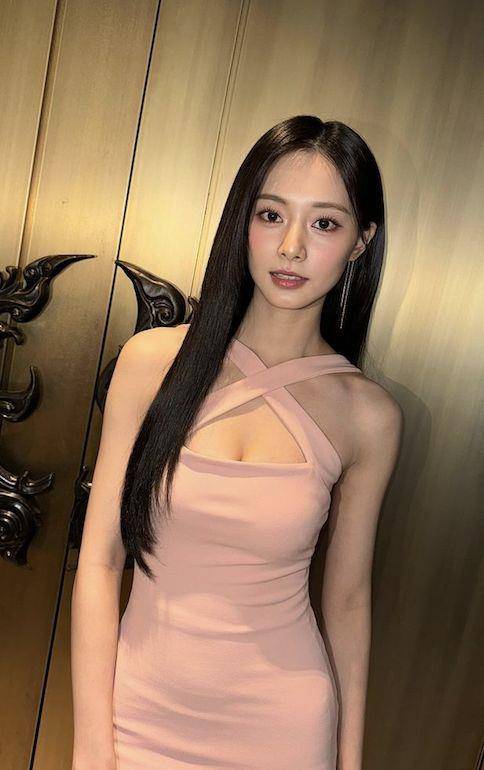 周子瑜变成熟无死角美貌曝！罕见穿“超紧洋装”搭及腰长发更仙　 名人名流 图3张