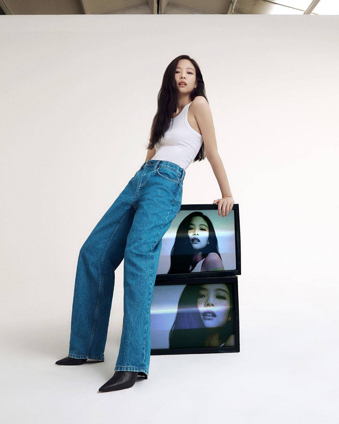 Jennie淡妆上阵全新美照曝！露迷人肩线辣翻　基本款内衣搭牛仔裤 名人名流 图1张