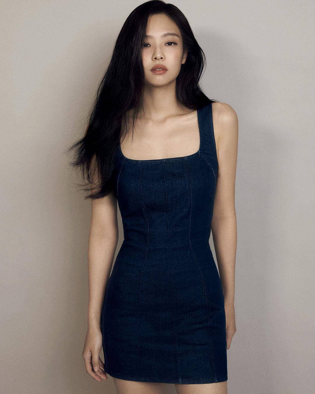 Jennie淡妆上阵全新美照曝！露迷人肩线辣翻　基本款内衣搭牛仔裤 名人名流 图4张