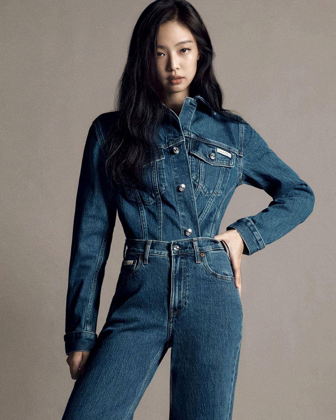 Jennie淡妆上阵全新美照曝！露迷人肩线辣翻　基本款内衣搭牛仔裤 名人名流 图3张