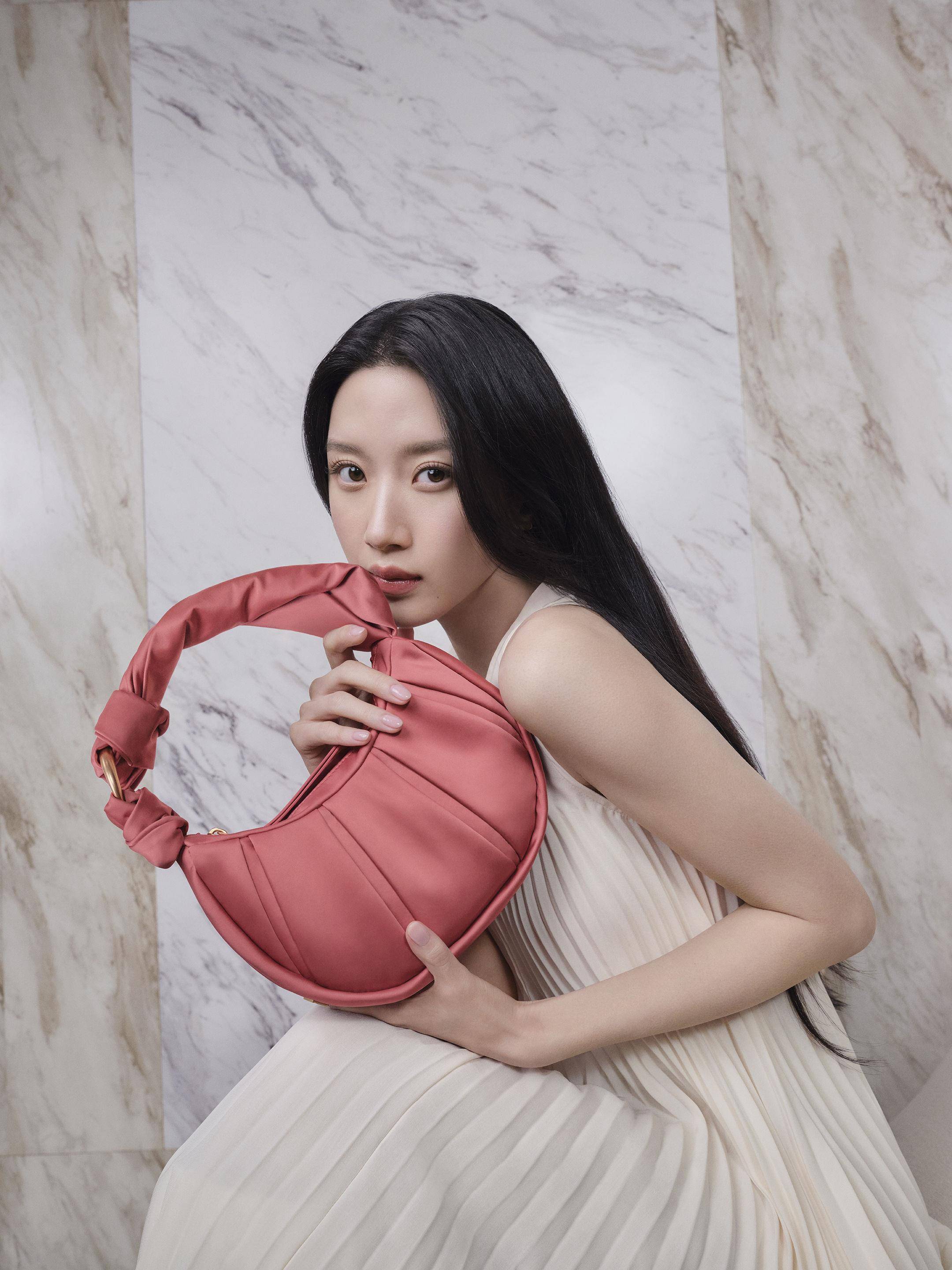 Jennie淡妆上阵全新美照曝！露迷人肩线辣翻　基本款内衣搭牛仔裤 名人名流 图5张