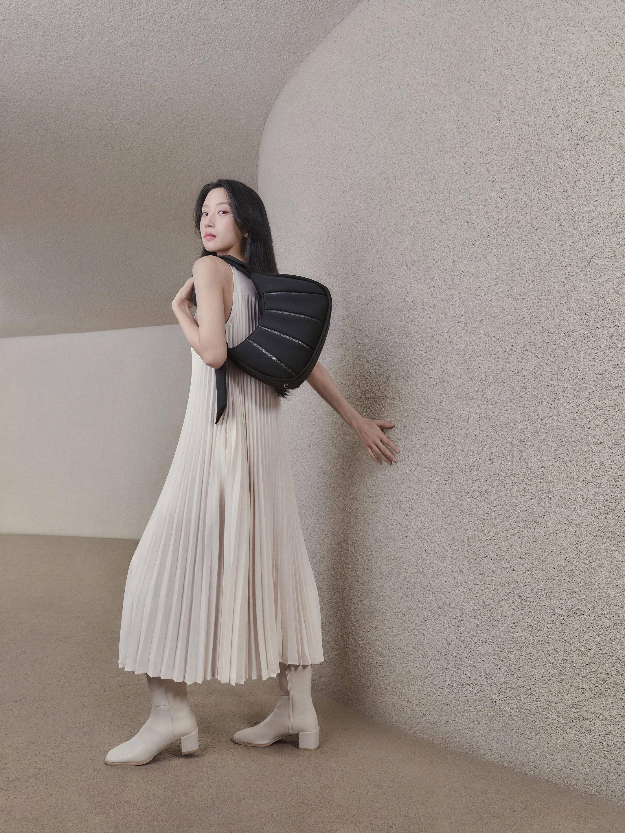 Jennie淡妆上阵全新美照曝！露迷人肩线辣翻　基本款内衣搭牛仔裤 名人名流 图6张