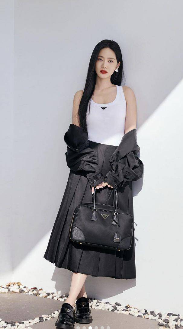 陈庭妮帅过头！与人间芭比Somi带货Prada“再生尼龙包”大容量超劝败 名人名流 图3张