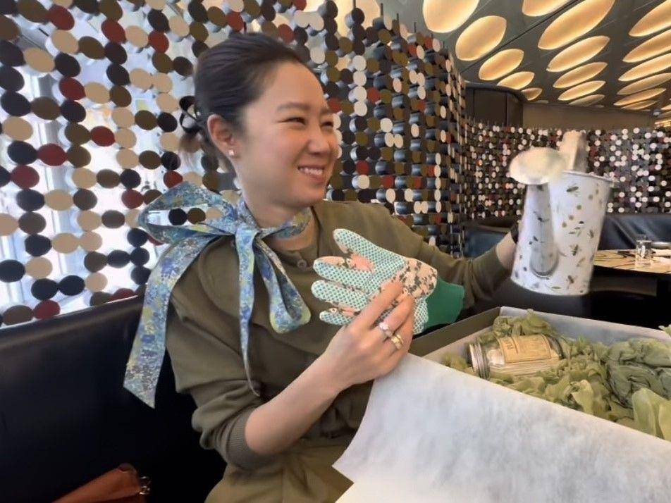 孔晓振叠搭香奈儿戒超时髦　庆生装露美腿又甜又帅 时尚穿搭 图2张