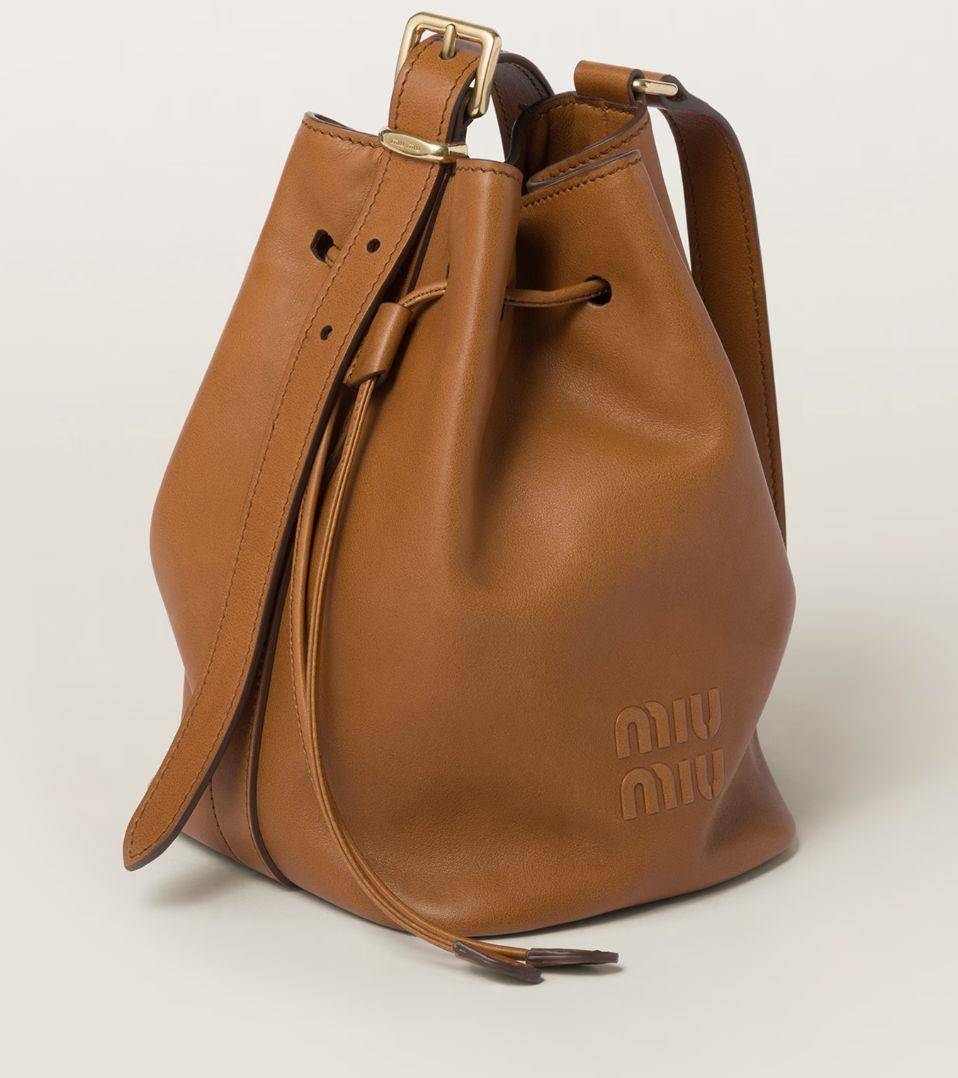 包・开箱／张员瑛超烧带货Miu Miu新水桶包！大容量多背法、焦糖色更可爱 名人名流 图3张