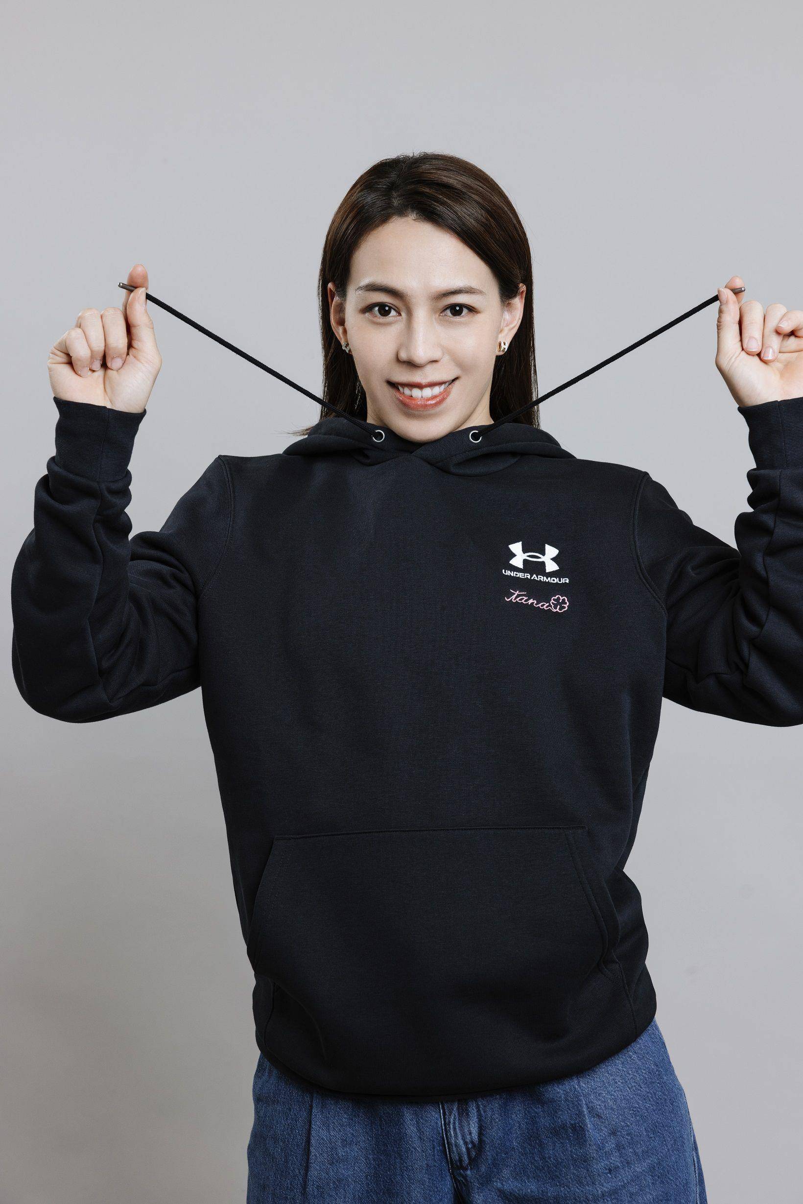 UA联名郭婞淳“四叶草潮服”助力巴黎奥运！陈冠希贝壳鞋黑魂新色曝光 最新资讯 图1张