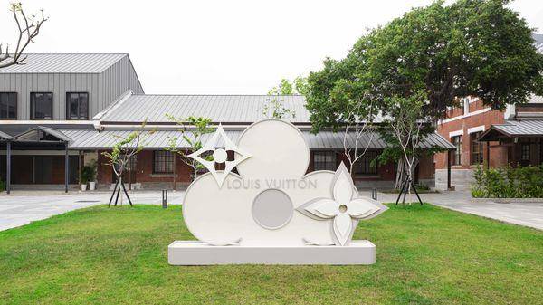 隋棠爱310万银色云朵椅、邱泽想要145万飞镖箱　LV把台中百年建筑变展场 名人名流 图2张