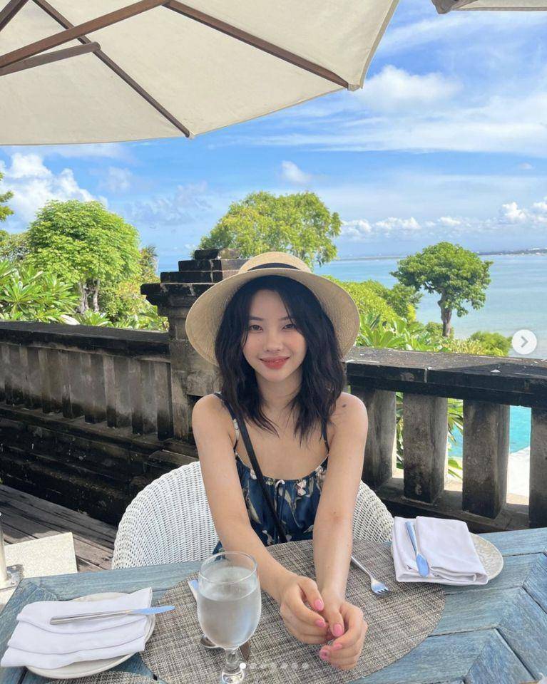 手臂粗壮禁止！4个性感细肩带穿搭技巧　少条纹、夸张设计都是关键 最新资讯 图2张