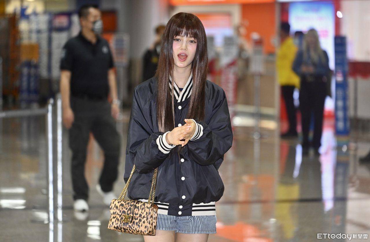 NewJeans Danielle抵台了！比脸颊爱心甜谢粉丝　机场造型Celine全包下 名人名流 图3张