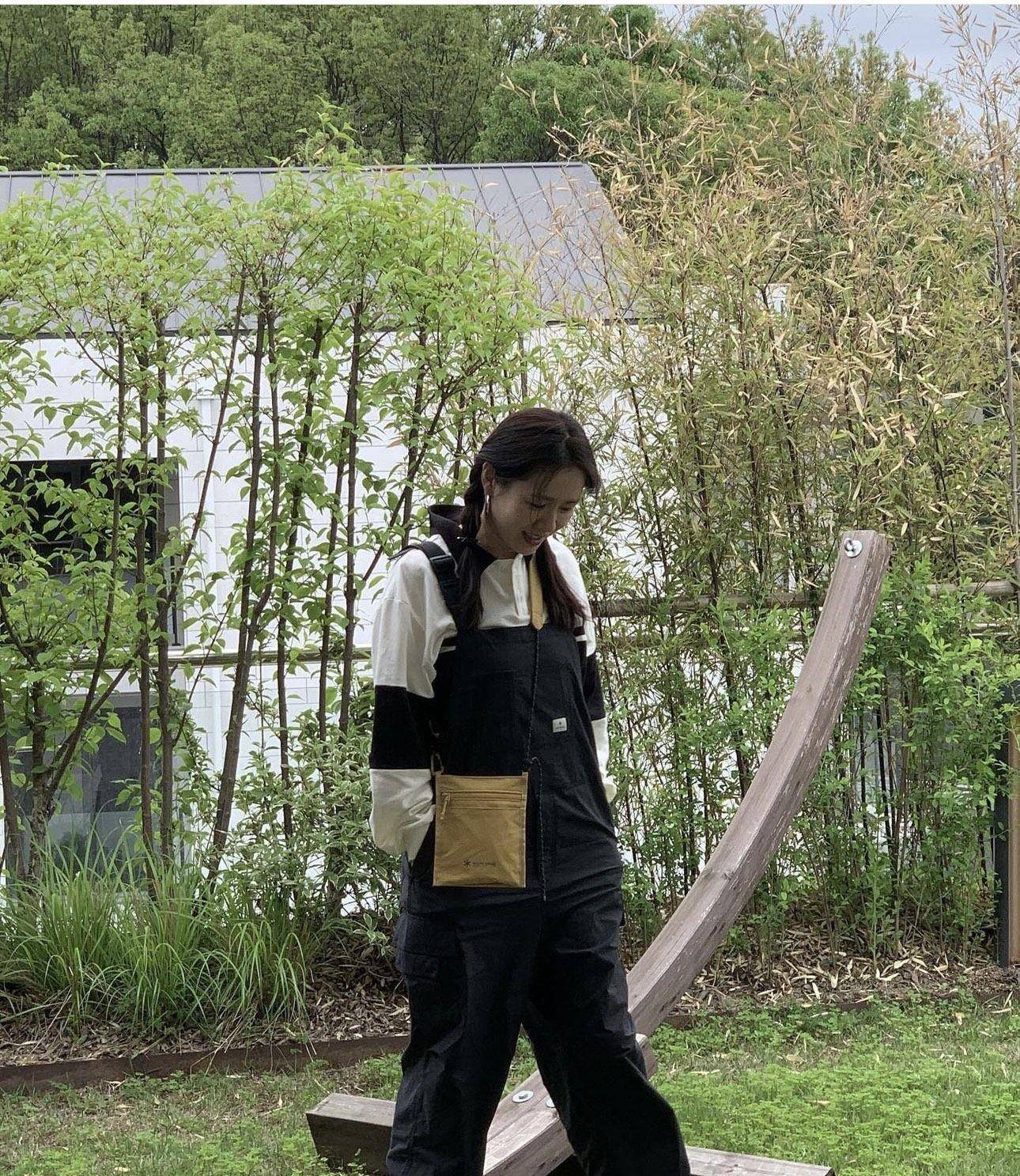 孙艺真麻花辫配吊带裤宛如大学生　42岁素颜样超逆龄 名人名流 图1张